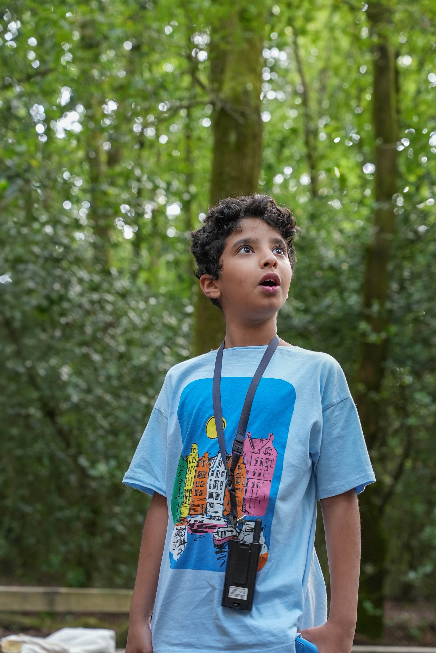 طالب يستكشف الطبيعة