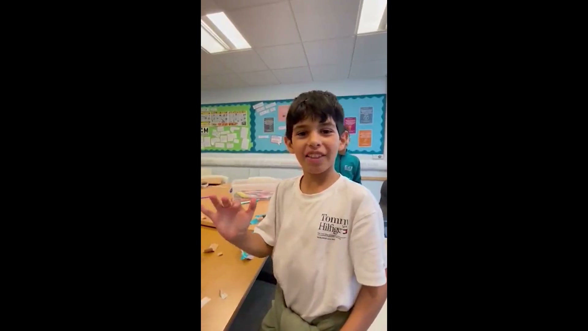 الطلاب يشاركون في أنشطة تعليمية وعملية متنوعة