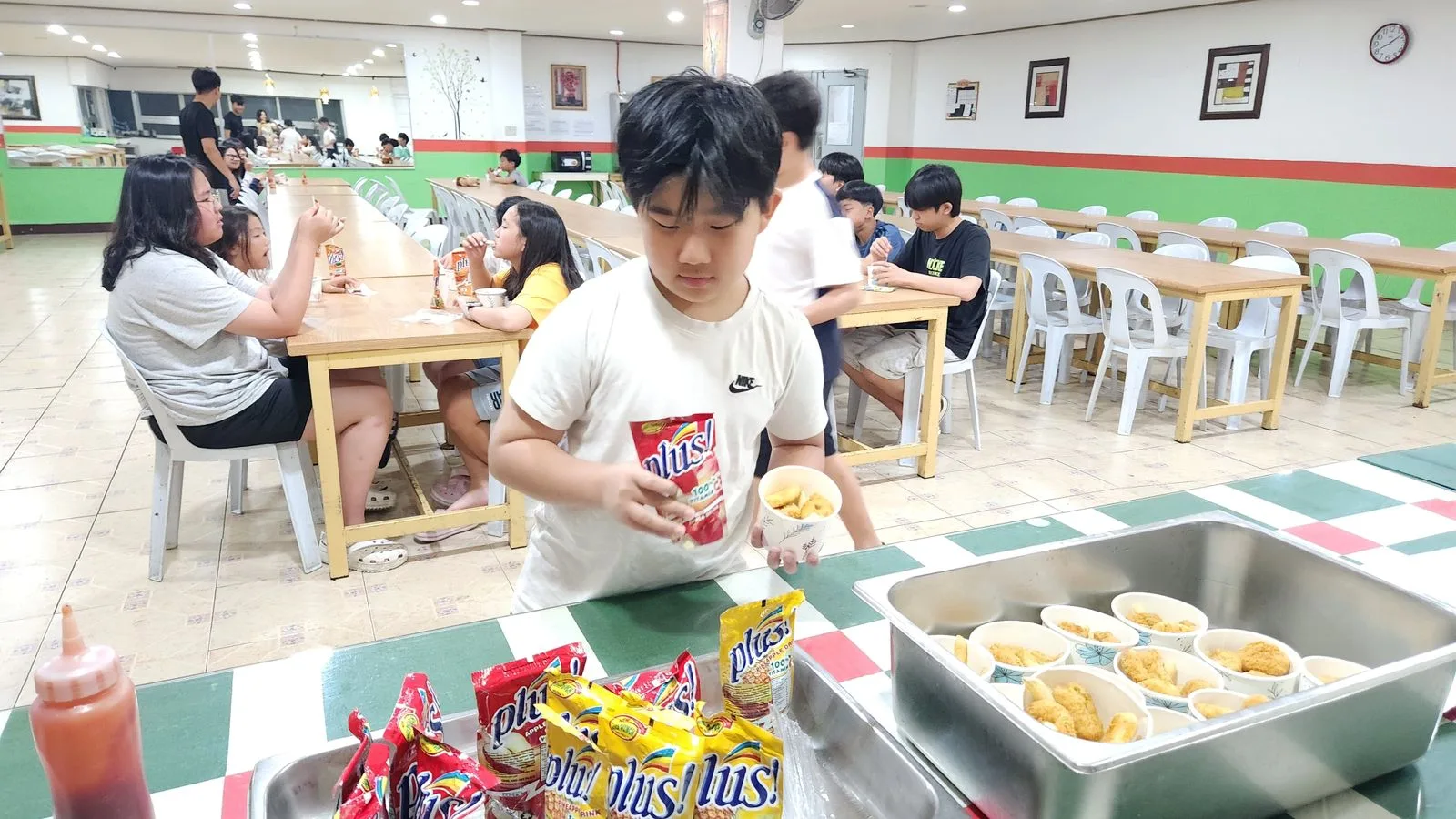 وقت الوجبات في كافتيريا الحرم