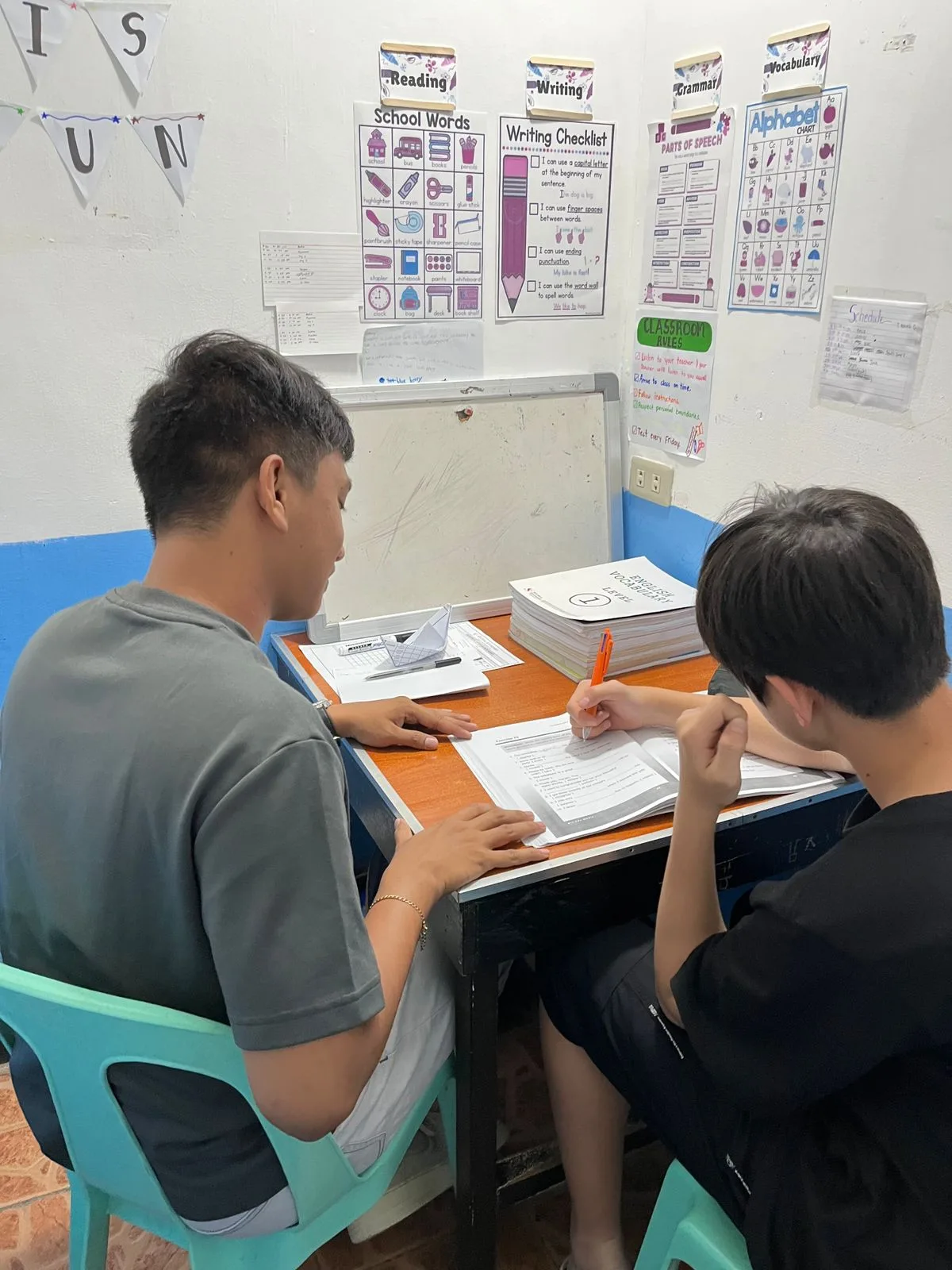 درس خصوصي في غرفة القراءة والكتابة