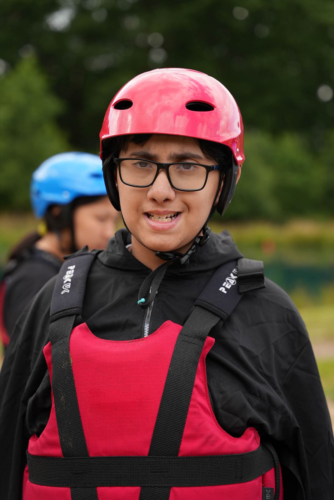 طالب مستعد لنشاط المغامرة