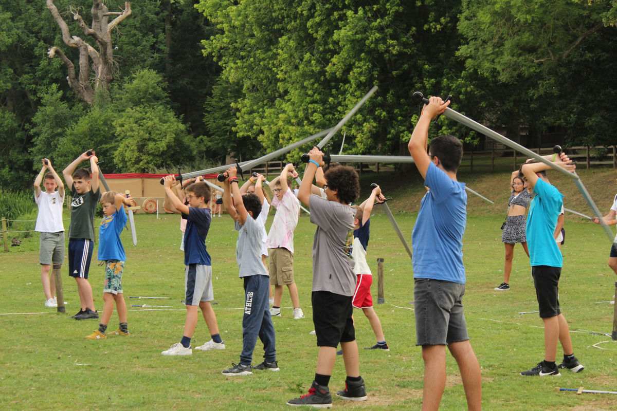 أصدقاء في رحلة القلعة