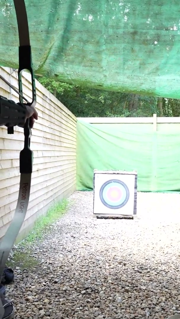 ممارسة الرماية وإصابة الهدف في المخيم.