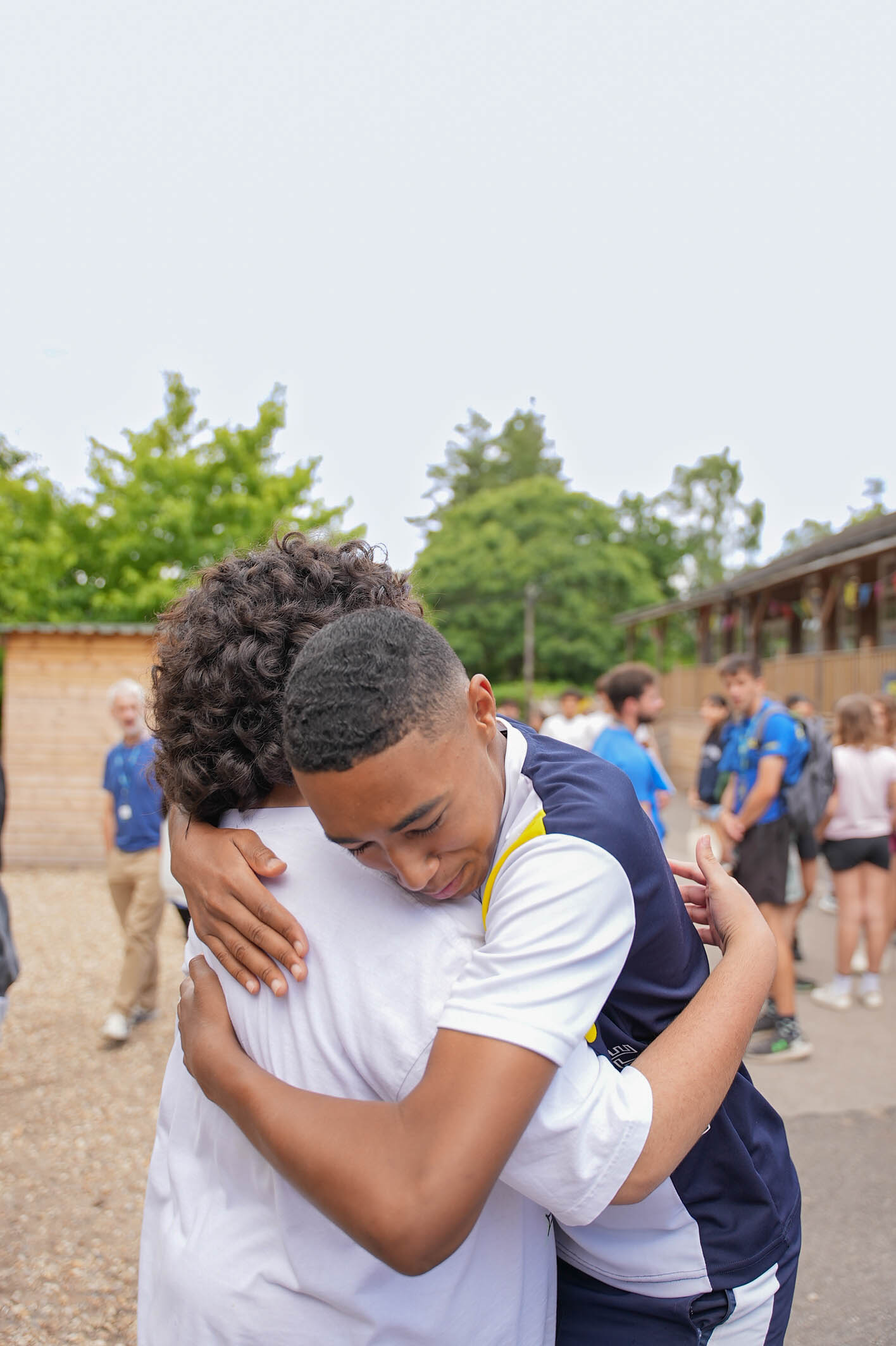 طالبان يتعانقان في المعسكر