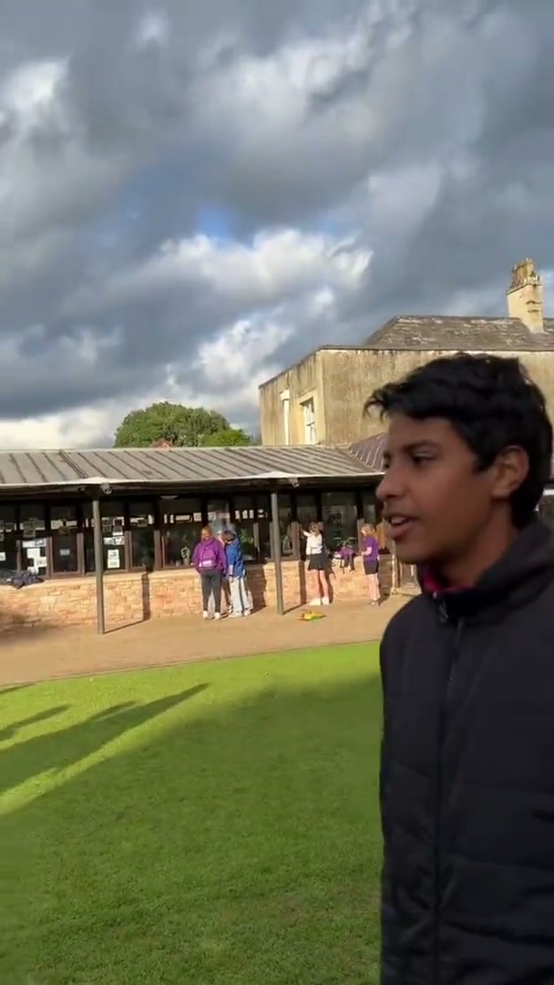 طلاب يتبادلون الأسماء والأعمار والأصول والهوايات