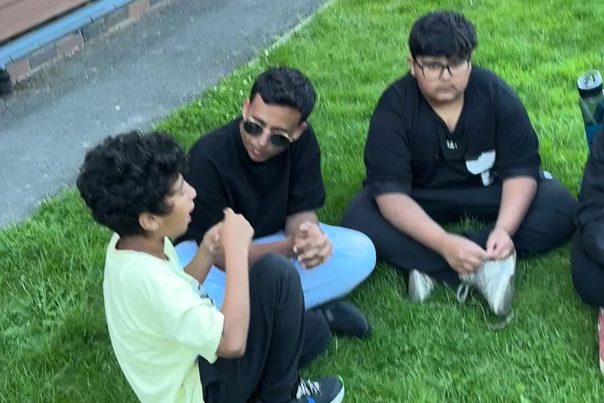 طالب يستكشف الطبيعة في المعسكر