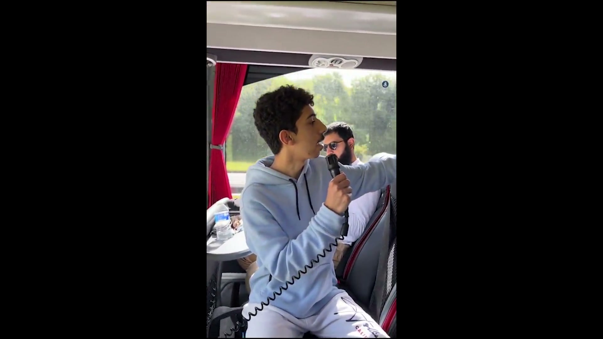 طلاب في رحلة بالمملكة المتحدة وأنشطة صفية.