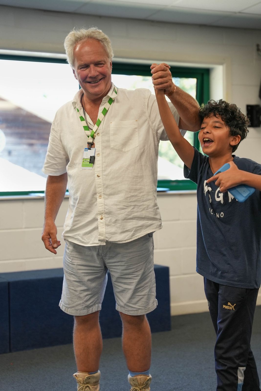 المدرب يحتفل مع الطالب